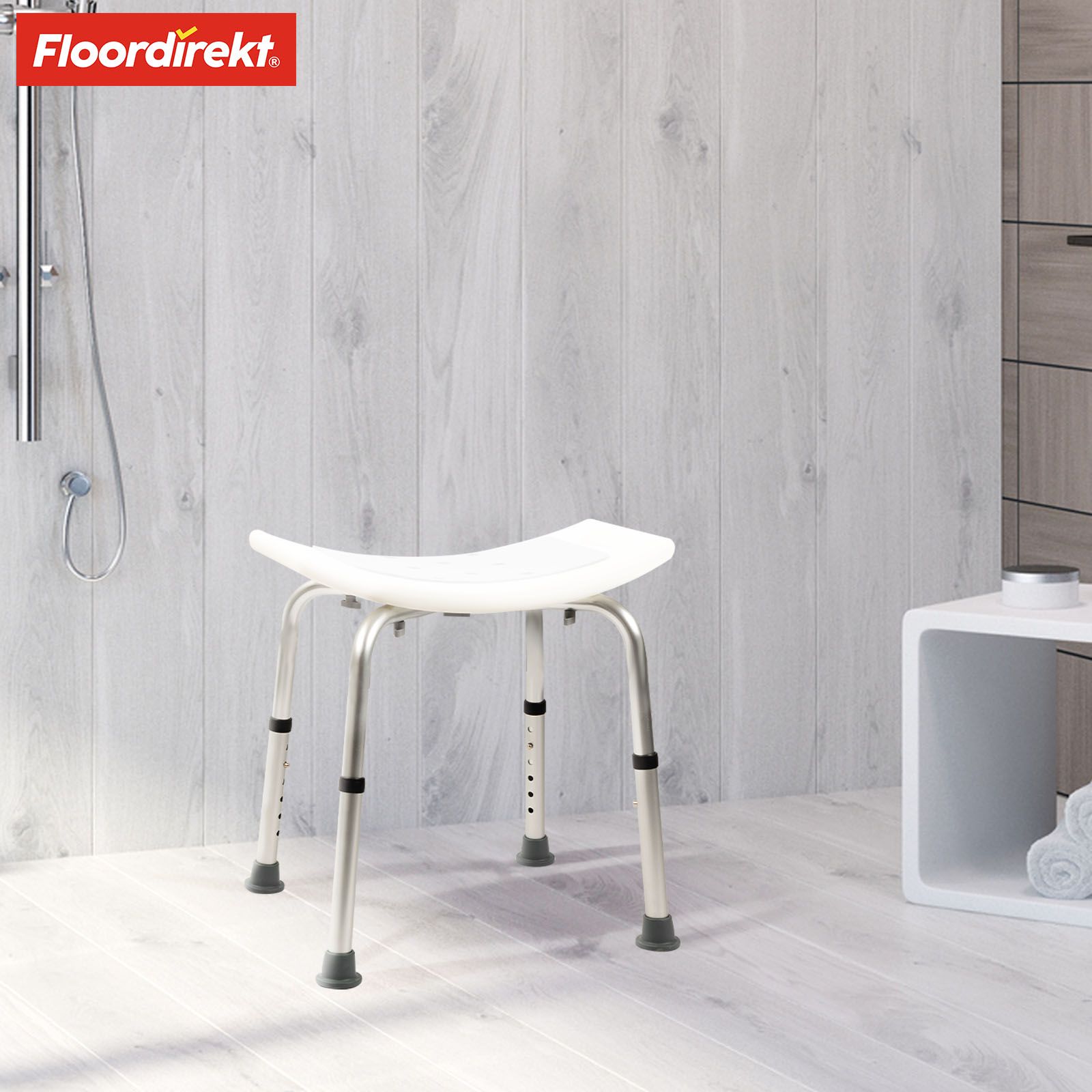 Tabouret de douche dans une salle de bain. Siège blanc, pieds argentés, pieds gris. Marque : Floordirekt.