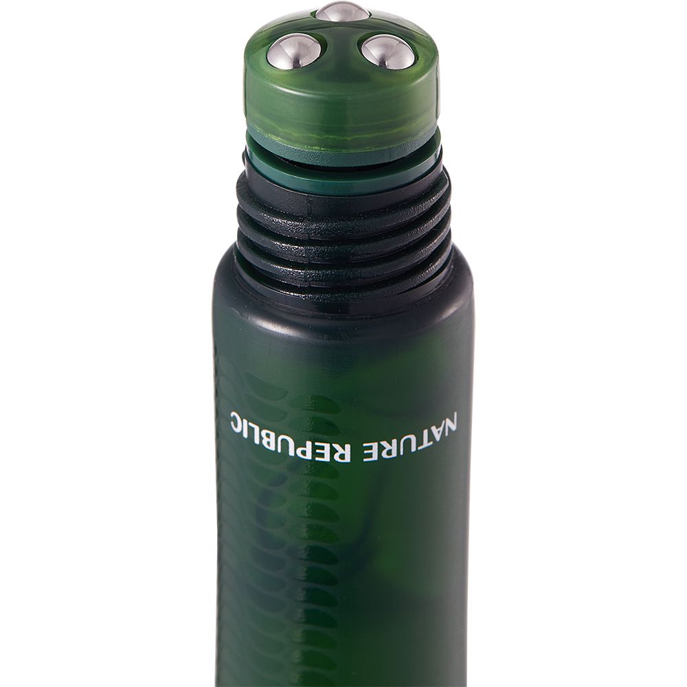 Tube vert avec applicateur roll-on. Texte: NATURE REPUBLIC. Trois billes métalliques sur l'applicateur.