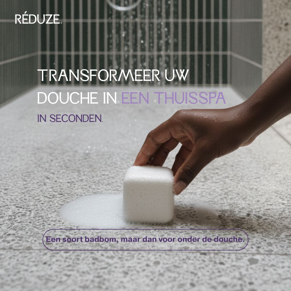 Hand houdt een witte douchecube vast. Opschrift: RÉDUZE.