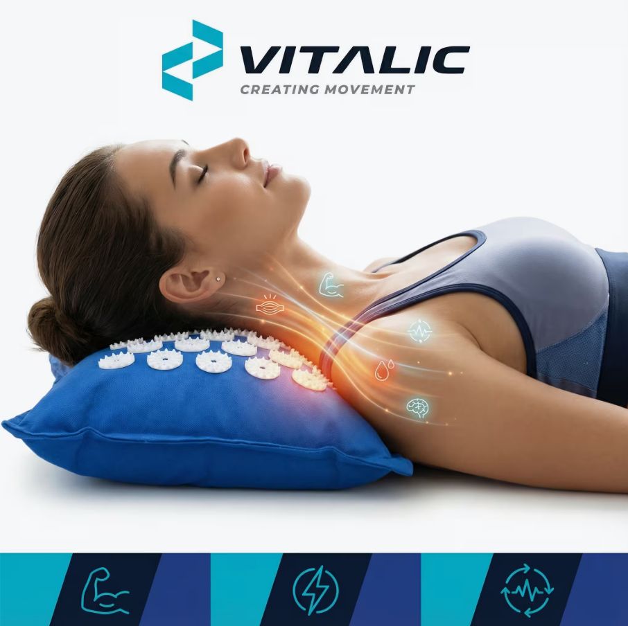 VITALIC acupressuurset met mat en kussen. Witte noppen. Vrouw ligt op het kussen. Grafische weergave.