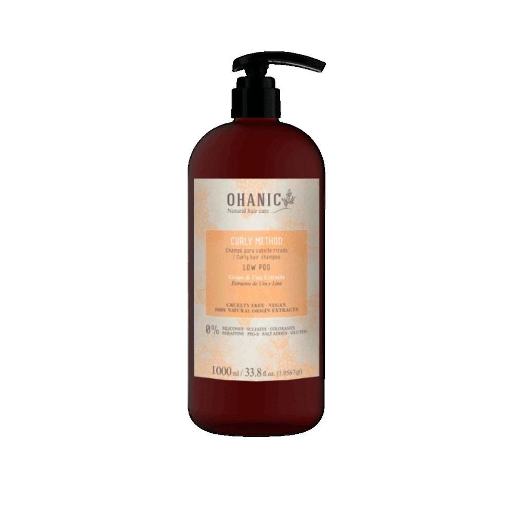 Bruine fles met zwarte pomp. Label met tekst: OHANIC, CURLY METHOD, LOW POO. Volume: 1000 ml.