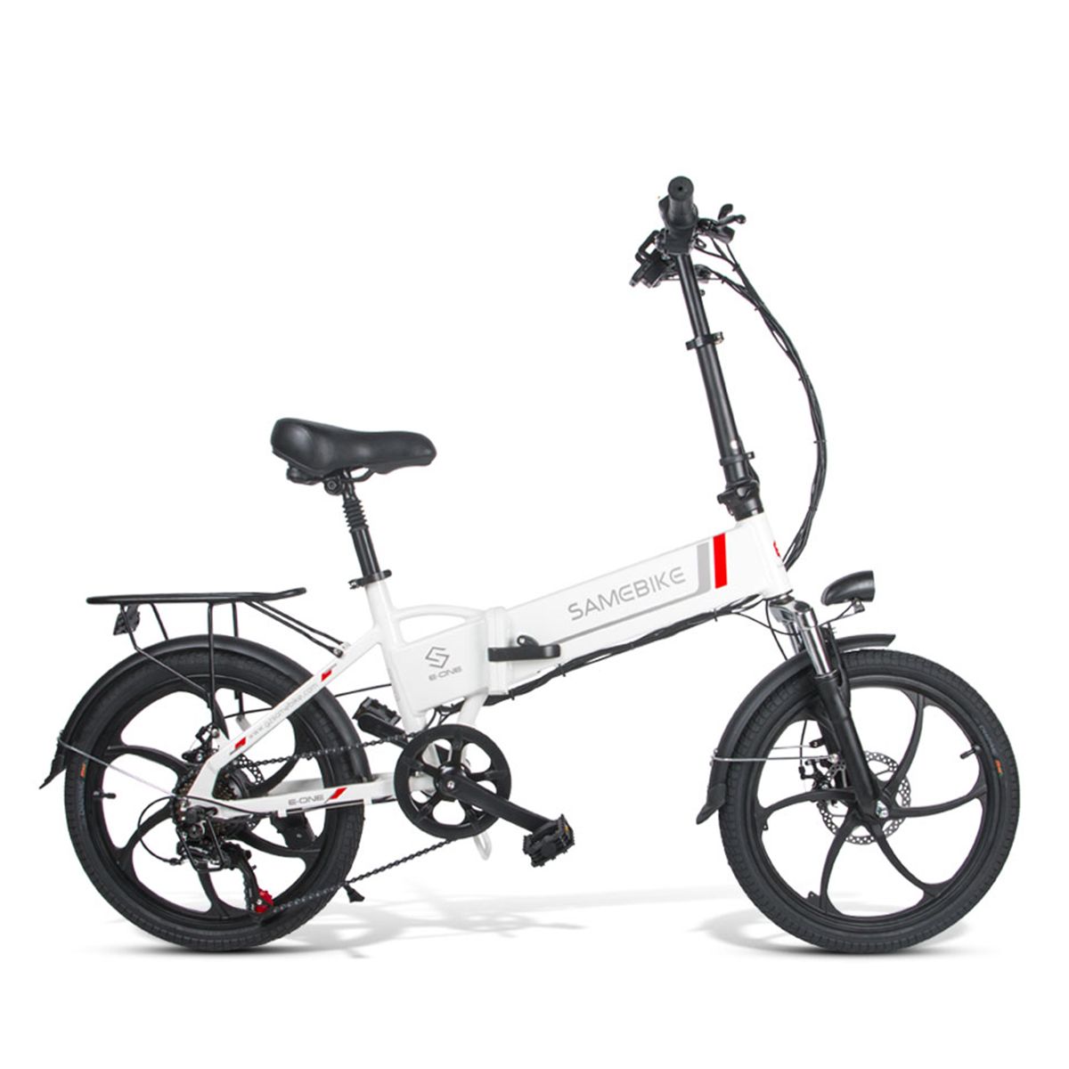 Vélo électrique blanc, pneus et selle noirs. Marque SAMEBIKE. Bande rouge sur le cadre. Porte-bagages arrière.