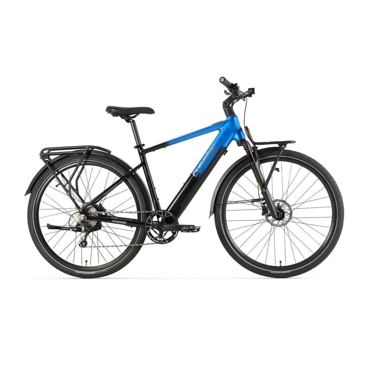 Vélo électrique de trekking noir et bleu. Porte-bagages, garde-boue et freins à disque visibles.