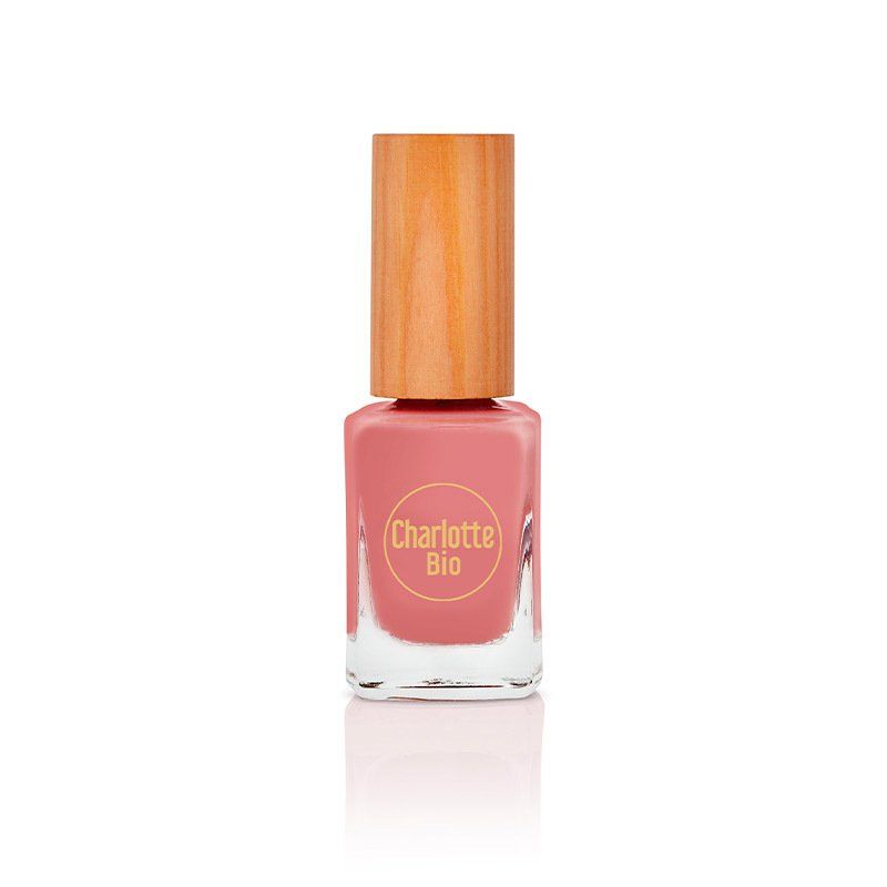 Flacon de vernis à ongles avec bouchon en bois. Vernis rose, flacon carré. Inscription: Charlotte Bio.