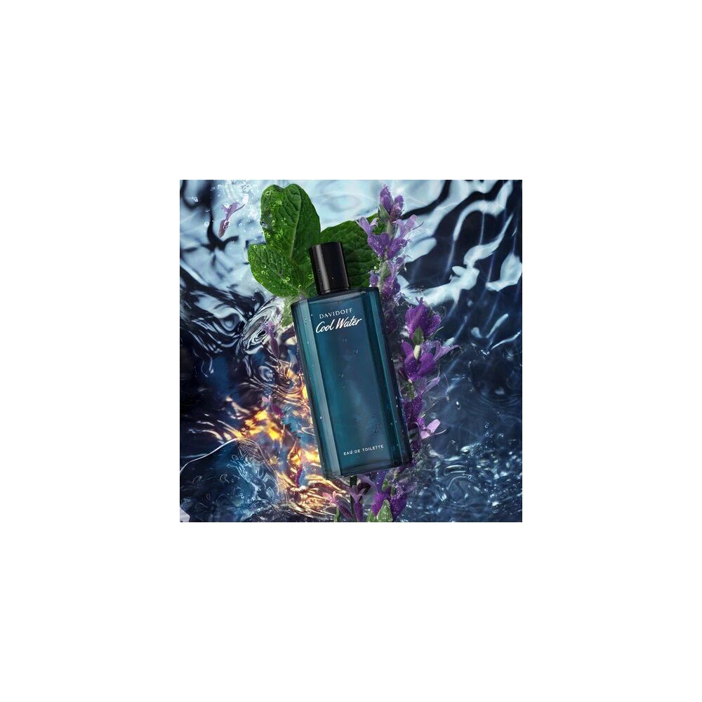Flacon Davidoff Cool Water Reborn Intense Eau de Parfum dans l'eau. Décoré de feuilles et de fleurs violettes.