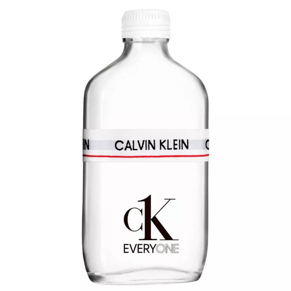 Flacon transparent avec bouchon blanc. Bande blanche avec ligne rouge et texte CALVIN KLEIN. Texte noir ck EVERYONE.