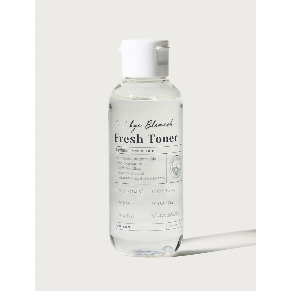 Transparante fles met witte dop. Opschrift: Fresh Toner. Tekst: Optimum sebum care. Ingrediënten.