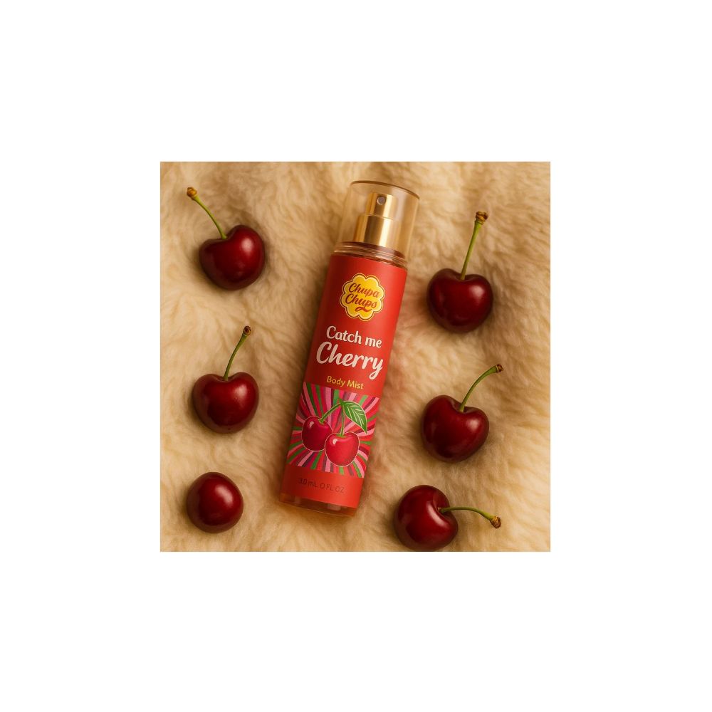 Rode sprayfles Catch me Cherry met kersen op beige achtergrond.