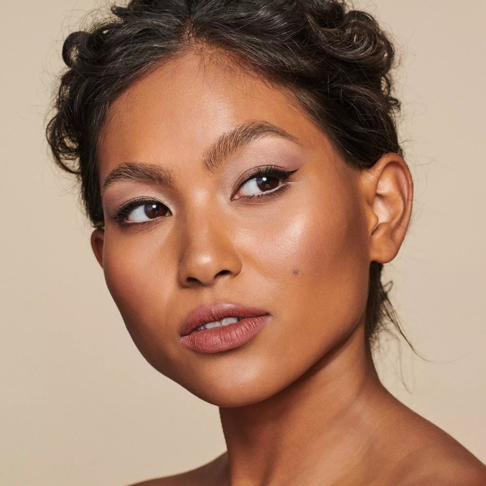 Portret van een vrouw met make-up. Natuurlijke lipkleur, eyeliner.