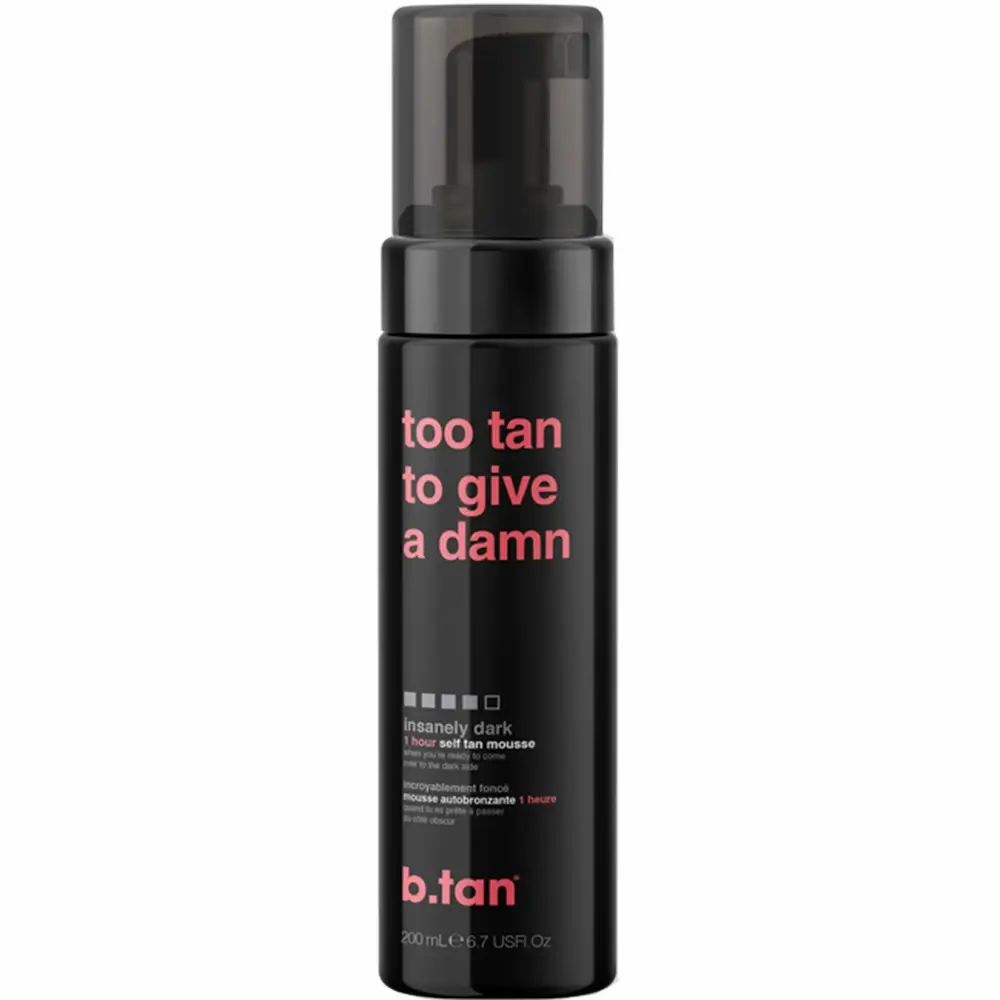Flacon noir avec pompe. Inscription : too tan to give a damn. Nom du produit et autres informations.