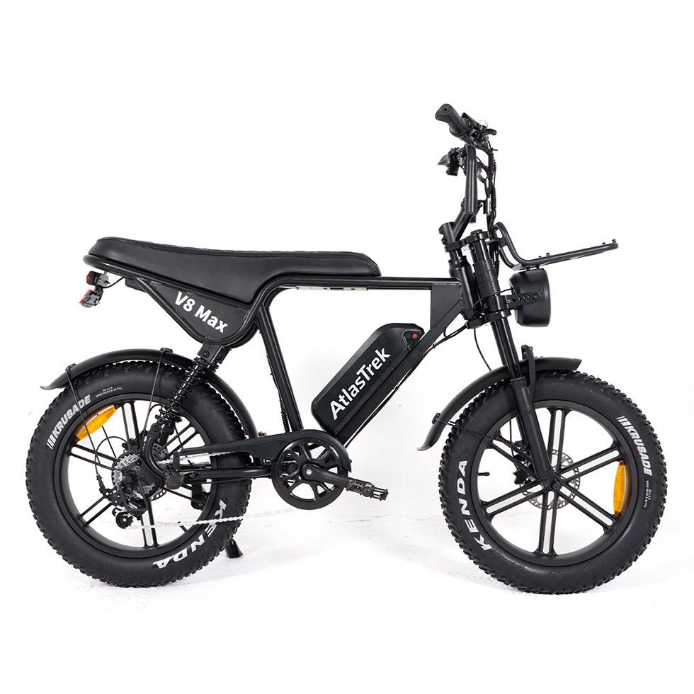 Zwarte e-bike met Kenda-banden, bagagerek, koplamp en V8 Max-opschrift. Accu met AtlasTrek-logo.