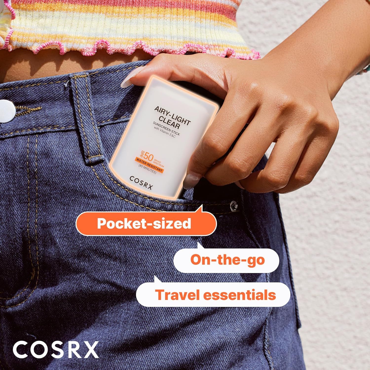 Bâton solaire COSRX dans une poche de jean, comme article de voyage.
