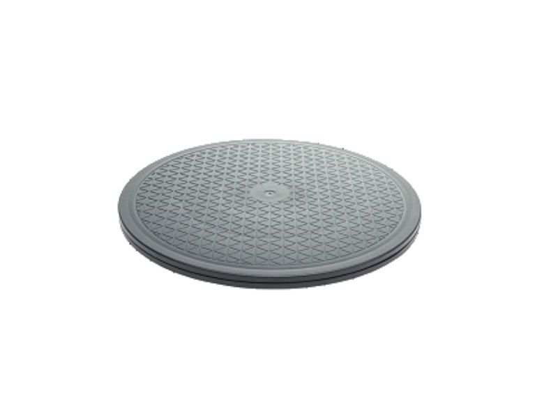 Grijze, ronde draaischijf met antislip oppervlak. Verhoogde rand en ruitpatroon. Bovenaanzicht, geïsoleerd.