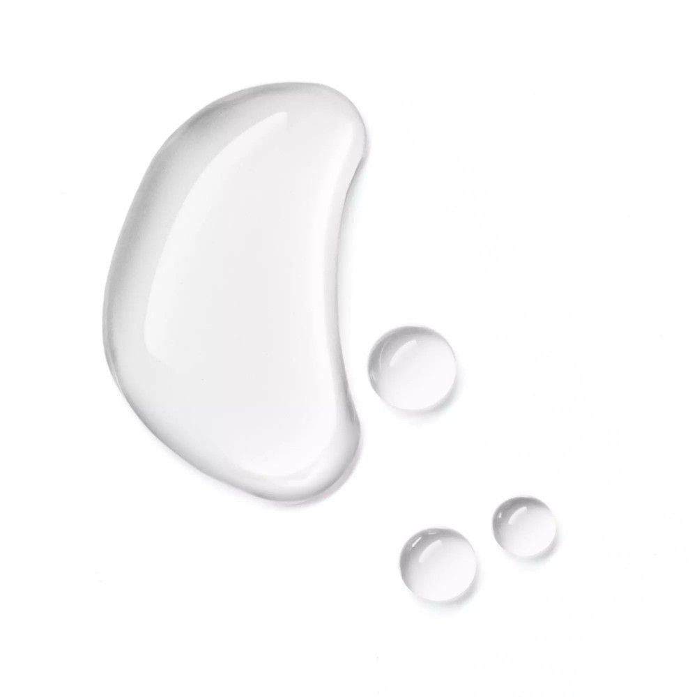 Trois gouttes de liquide transparent sur fond blanc. Une grosse goutte et deux petites gouttes rondes.