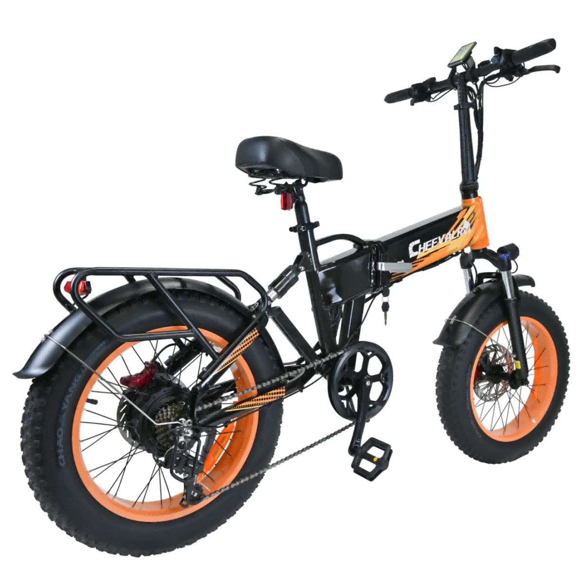 Vélo électrique noir et orange. Gros pneus, freins à disque, porte-bagages. Logo Cheevalry.