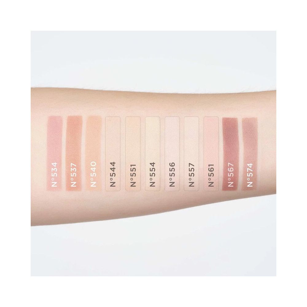 Bras avec échantillons de fard à paupières Artdeco. Différentes teintes, de clair à foncé, avec numéros.