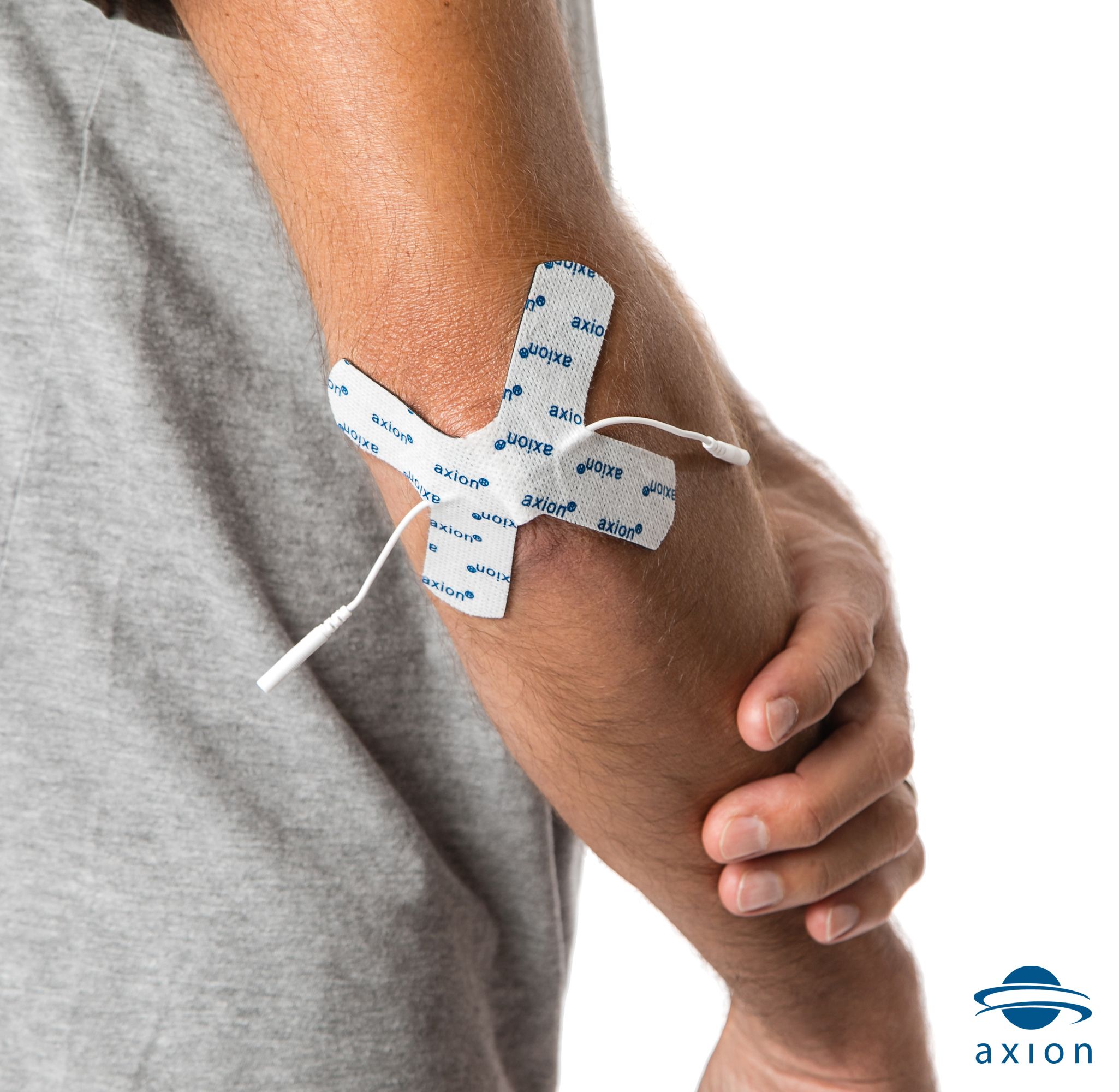 Elektrode in X-vorm op arm geplaatst. Wit met blauw axion®-logo. Met kabel en stekker.