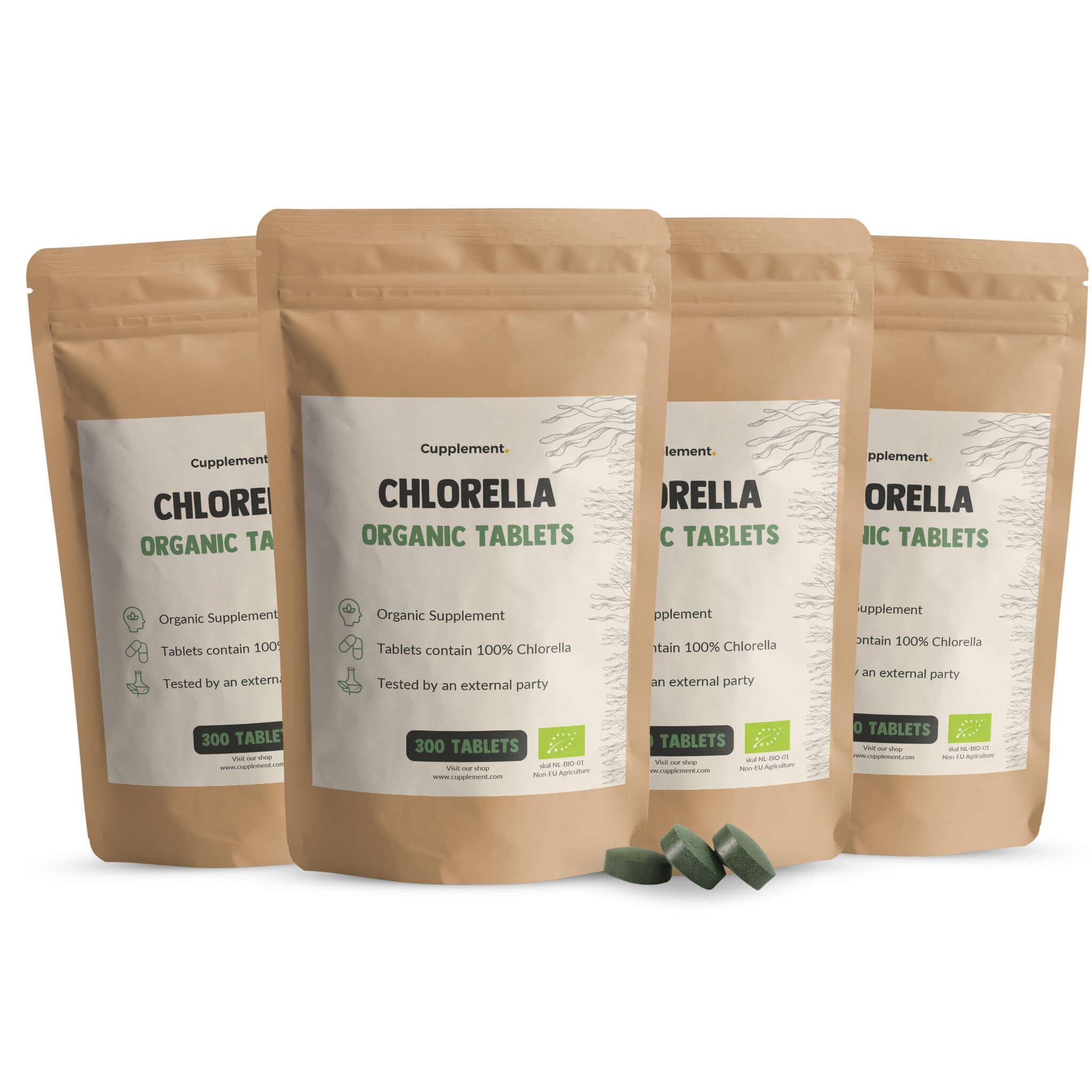 Vier zakjes chlorella tabletten. Opschrift: Chlorella Organic Tablets, 300 tabletten.