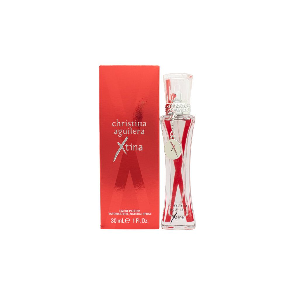 Christina Aguilera Xtina Eau de Parfum flesje en rode verpakking met zilveren bedeltje, close-up.