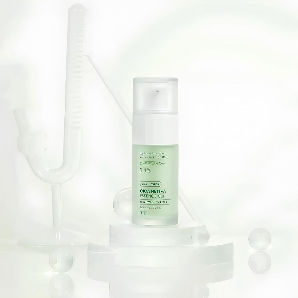 Transparante fles met groene vloeistof. Opschrift: Cica Reti-A Essence 0.1. Merk: VT. Op een voetstuk geplaatst.