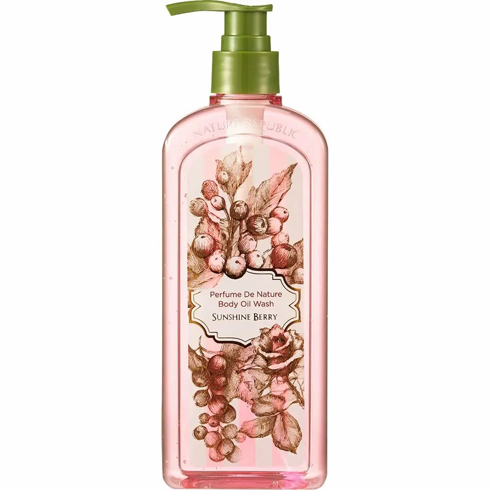 Roze fles met groene pomp. Bloemenpatroon en tekst Sunshine Berry. Productnaam: Body Oil Wash.