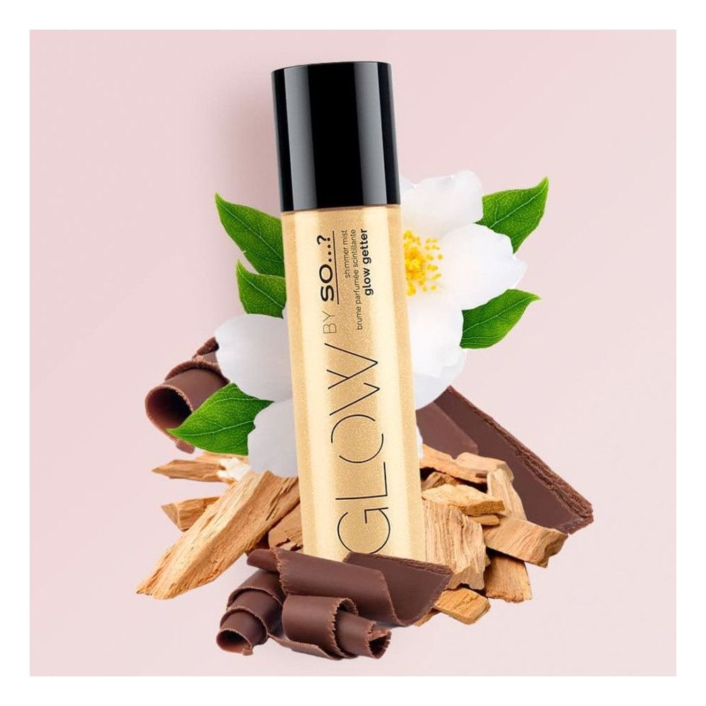 Flacon doré avec bouchon noir. Inscription GLOW BY SO...? et glow getter. Décor floral et bois.