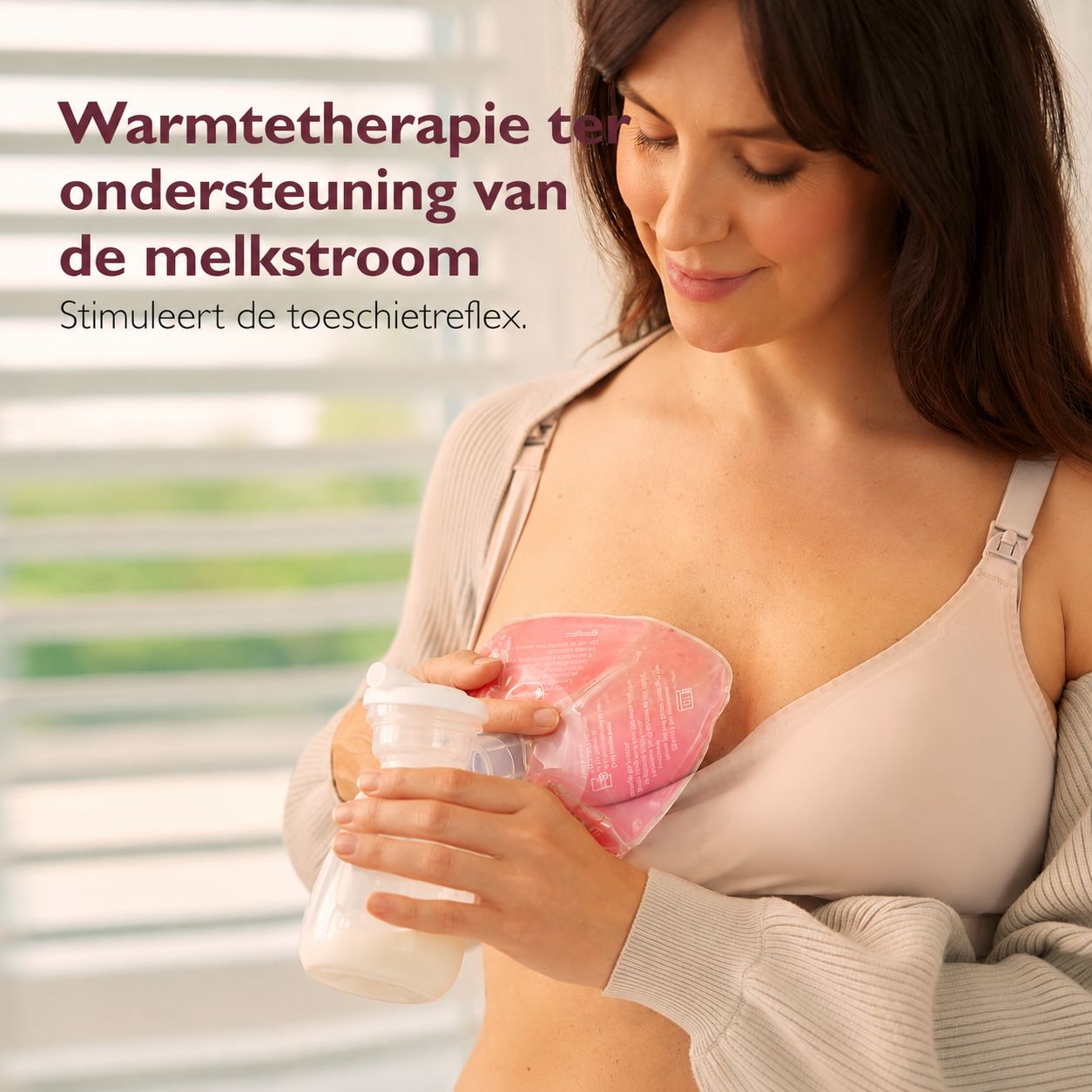 Vrouw houdt warmtekompres en melkfles bij de borst.