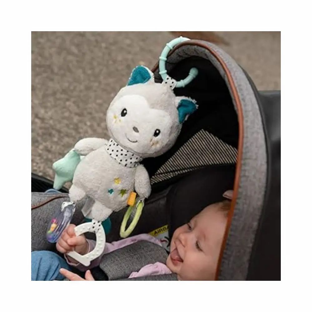 Baby in kinderwagen met grijs knuffelbeest. Knuffelbeest heeft blauwe oren, gestippelde sjaal, ster, spiegel en rammelaar.