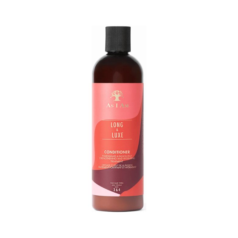 Fles met zwarte dop. Opschrift: As I Am, Long & Luxe Conditioner. Roze, rode en bruine tinten.