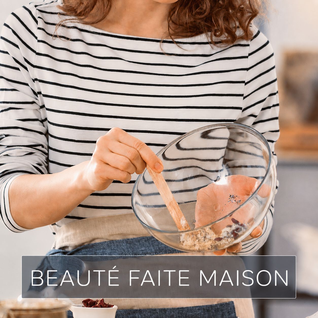 Femme mélangeant des ingrédients dans un bol en verre avec une spatule en bois.