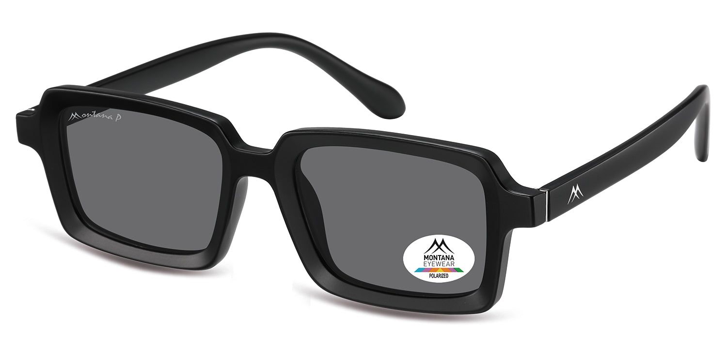 Lunettes de soleil noires, vue en biais. Verres rectangulaires, logo Montana Eyewear sur la branche et le verre. Autocollant polarisé.