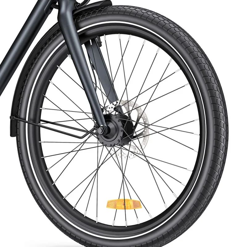 Close-up van het voorwiel van een grijze e-bike. Zwarte band, spaken, spatbord en remschijf.