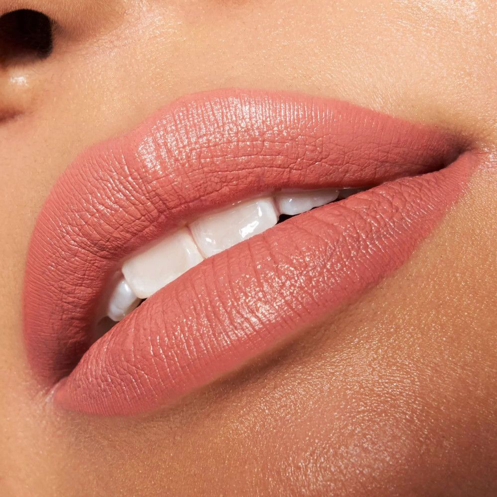Close-up van lippen die zijn opgemaakt met een roze lippenstift.