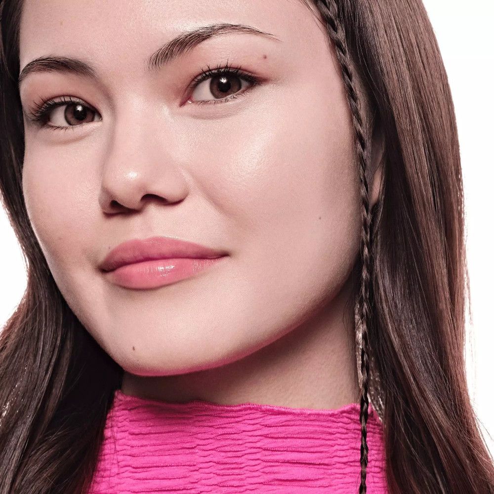 Portrait d'une femme maquillée. Teint, rouge à lèvres, sourcils, tresse.