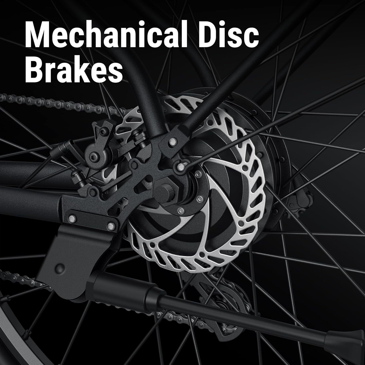 E-bike met mechanische schijfremmen. Zwarte componenten. Remschijf en beugel zichtbaar.