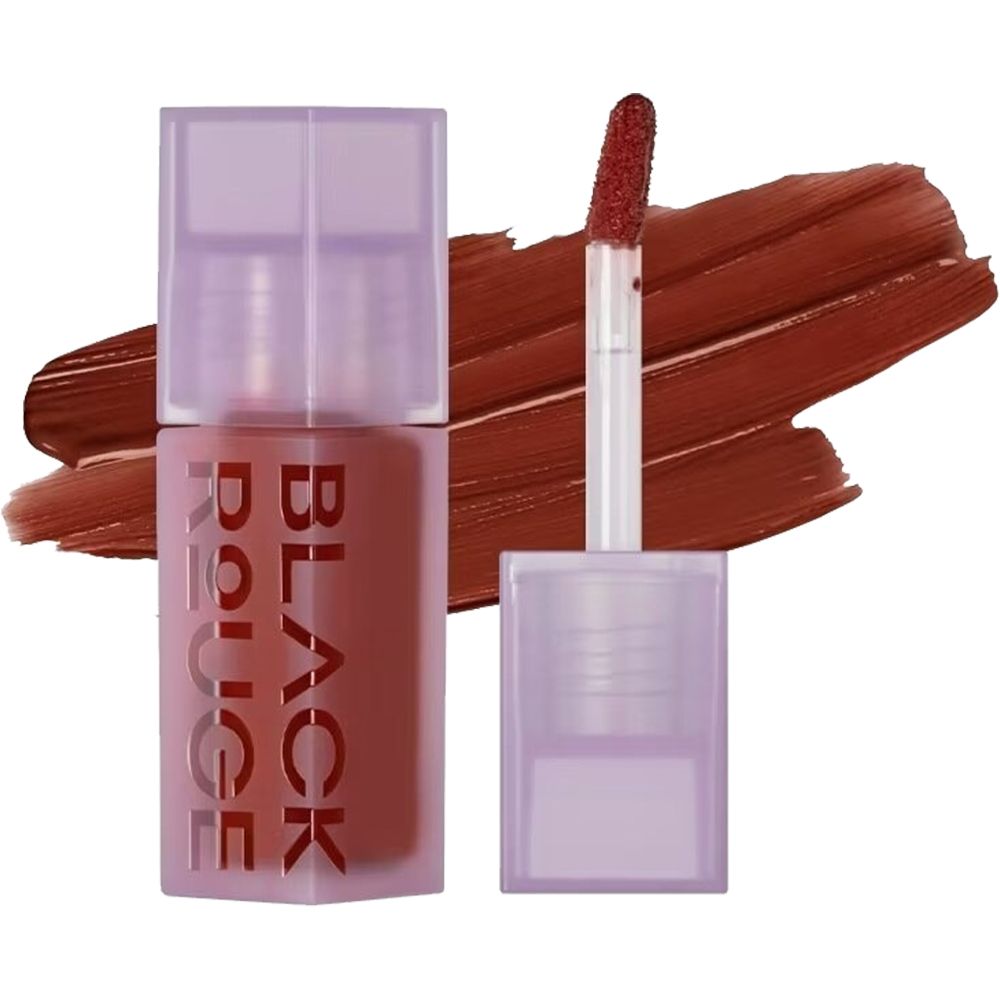 Lipgloss tube met bruine kleur en paarse dop. "BLACK ROUGE" staat op de tube. De applicator is zichtbaar.