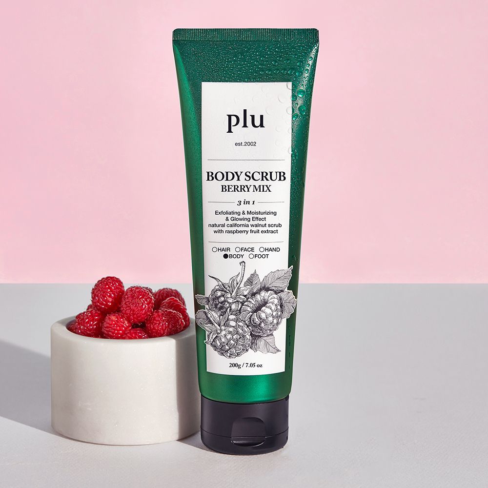 Tube verte avec bouchon noir. Inscription: PLU Berry Mix Body Scrub. Illustration de framboises. À côté, un bol avec des framboises.