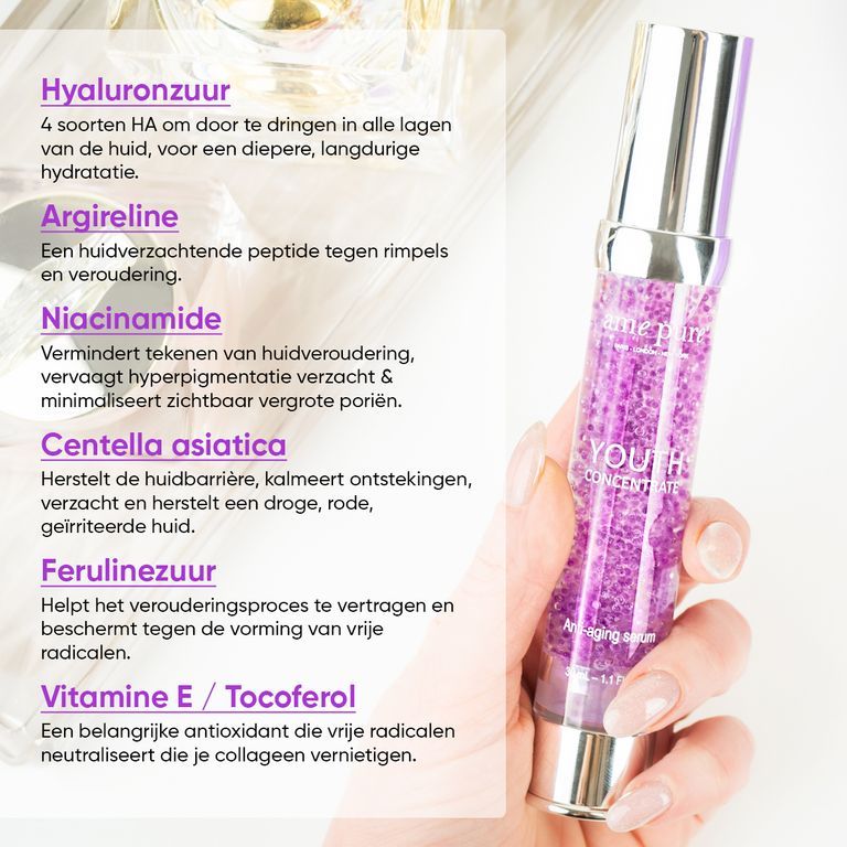 Close-up van een flacon Youth Concentrate Serum, vastgehouden in een hand.
