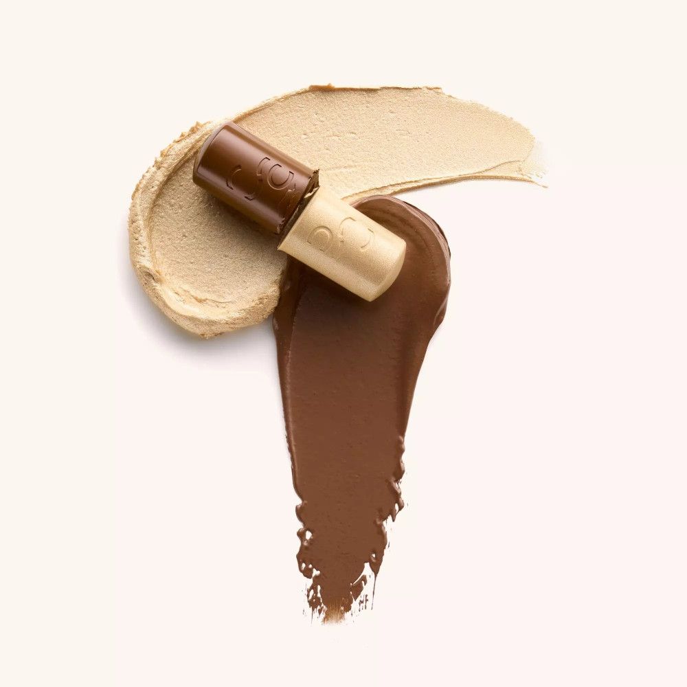 Contour- en glowstick met twee tinten. Aangebracht op lichte achtergrond. Beige en bruine tinten.