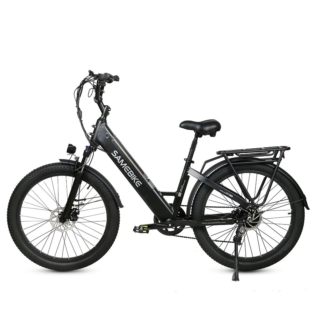 Vélo électrique noir Samebike avec porte-bagages, garde-boue et pneus larges. Marque Samebike visible.
