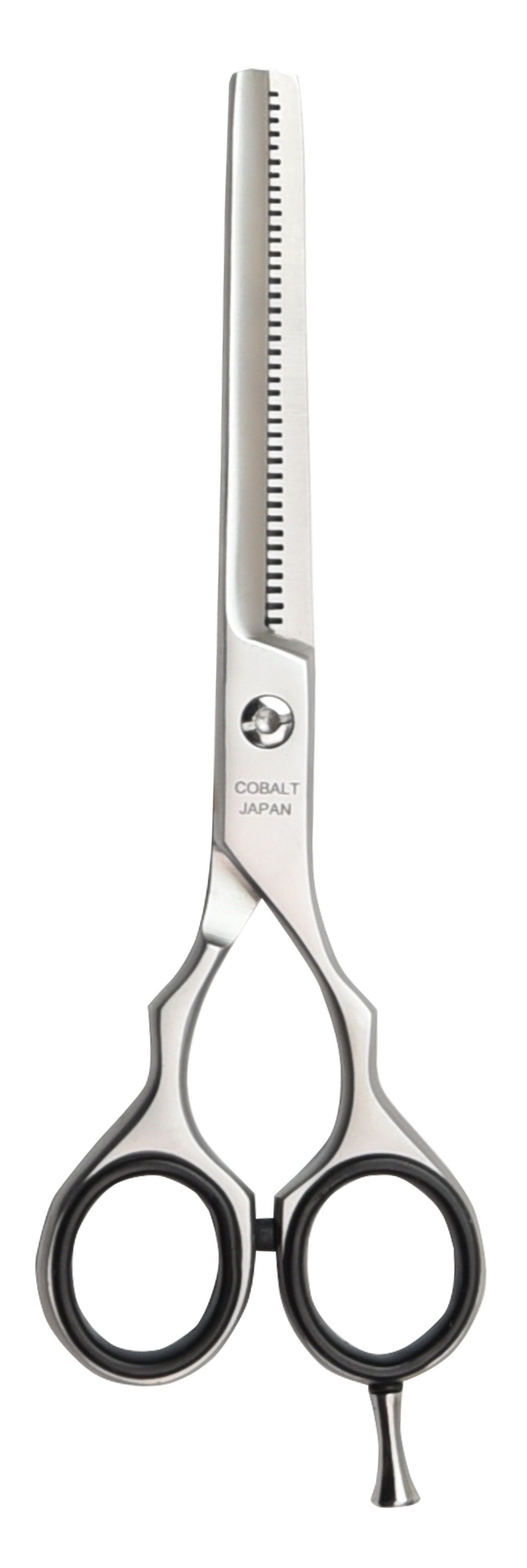 Kappersschaar, aan één kant getand. Zilverkleurig metaal. Zwarte vingergaten. Opschrift: COBALT JAPAN.