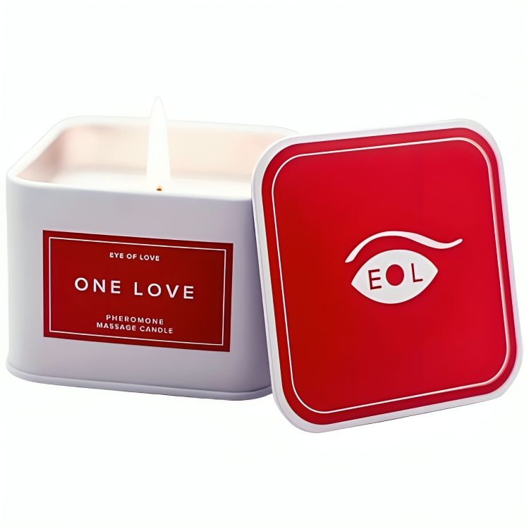 Witte massagekaars in witte metalen blik met rood deksel. Opschrift: ONE LOVE, PHEROMONE MASSAGE CANDLE.
