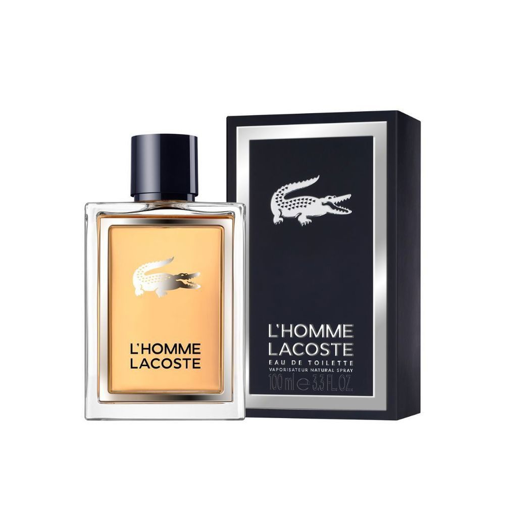 Fles en doos van Lacoste L'Homme Eau de Toilette. Rechthoekige fles, goudkleurig. Zwarte doos met krokodillenlogo.