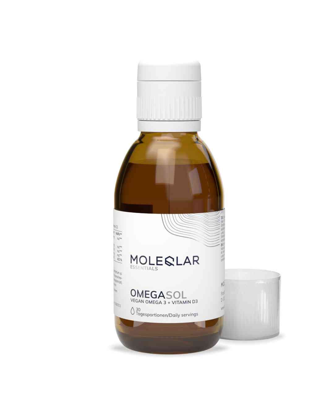 Bruine glazen fles met witte dop en etiket. Daarnaast een witte maatbeker. Op het etiket staat: MoleQlar OmegaSOL, vegan omega 3 + vitamine D3.