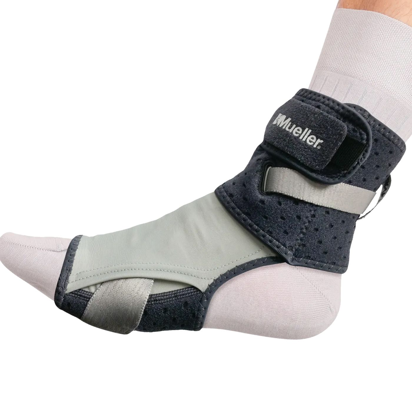 Support de pied avec velcro et logo. Matériaux gris et noirs. Partie d'un pied dans une chaussette.
