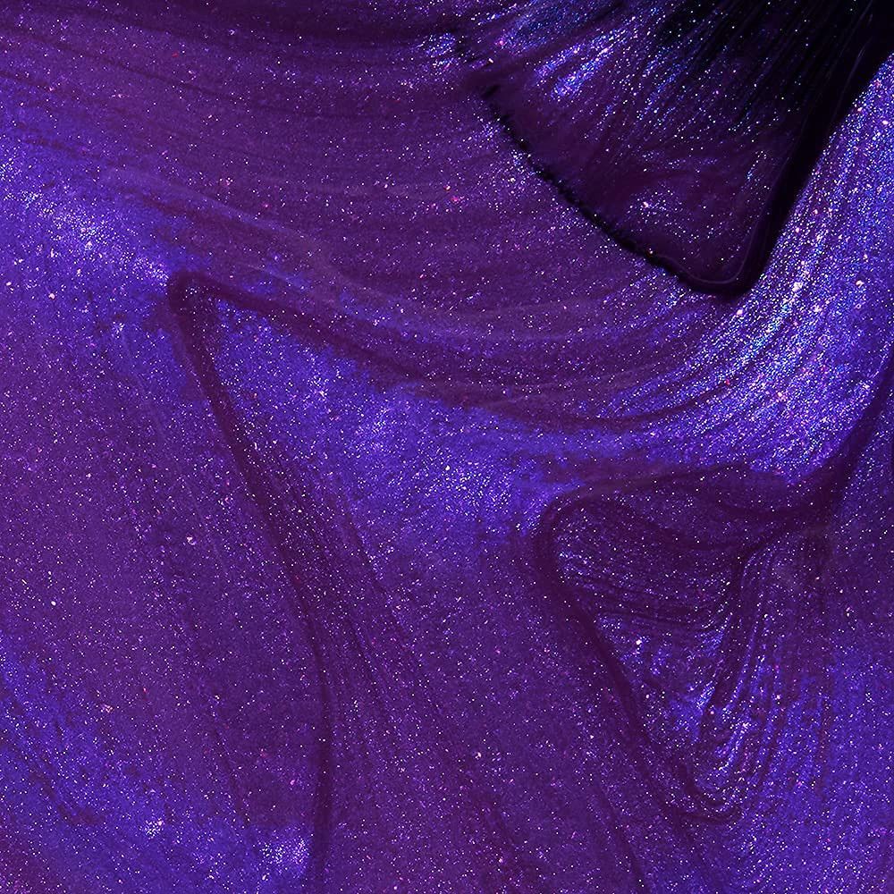 Abstract close-up van paarse nagellak. Het oppervlak is glanzend en glinsterend.