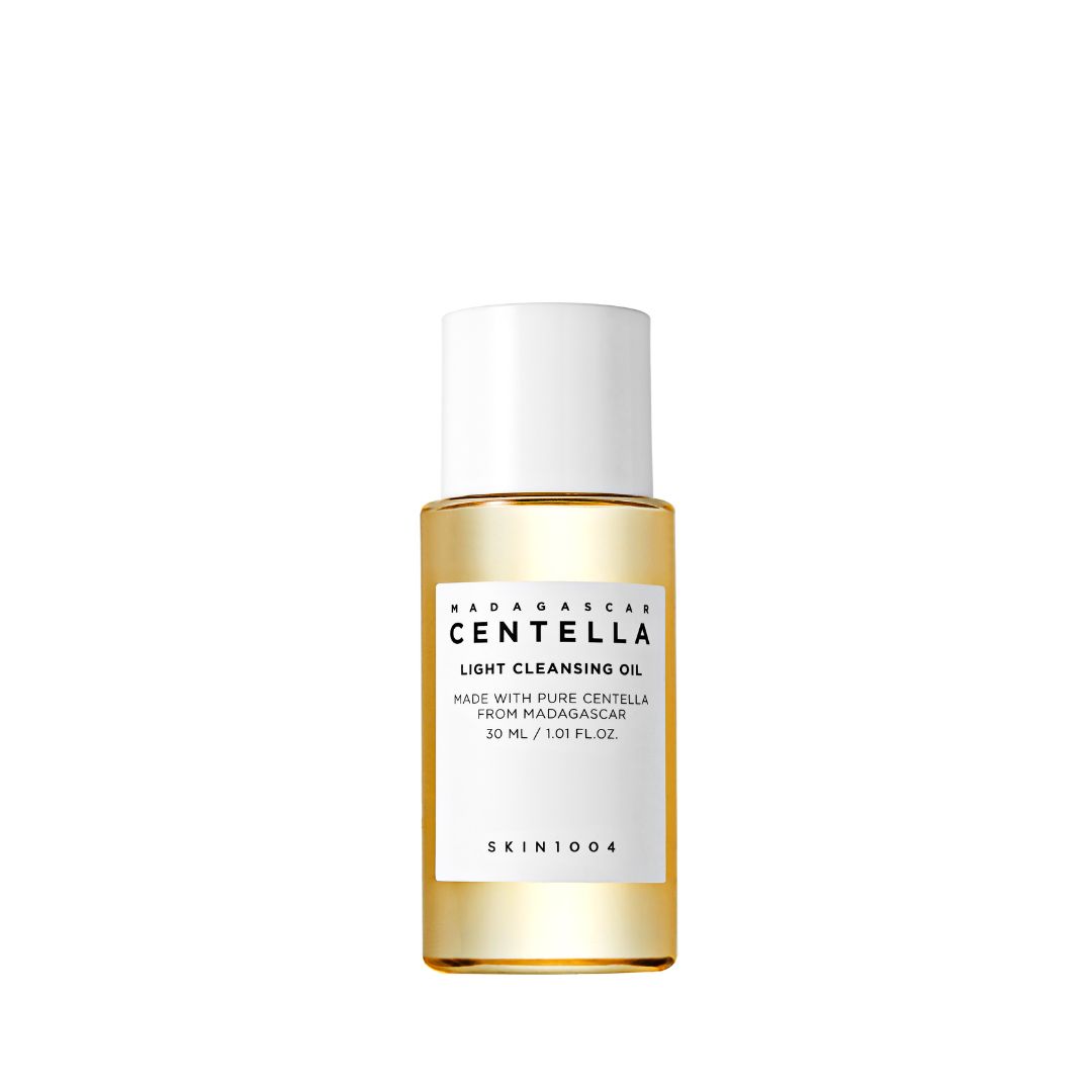 Petit flacon avec pompe. Étiquette : Madagascar Centella Light Cleansing Oil, 30 ml. Marque : SKIN1004. Fond blanc.