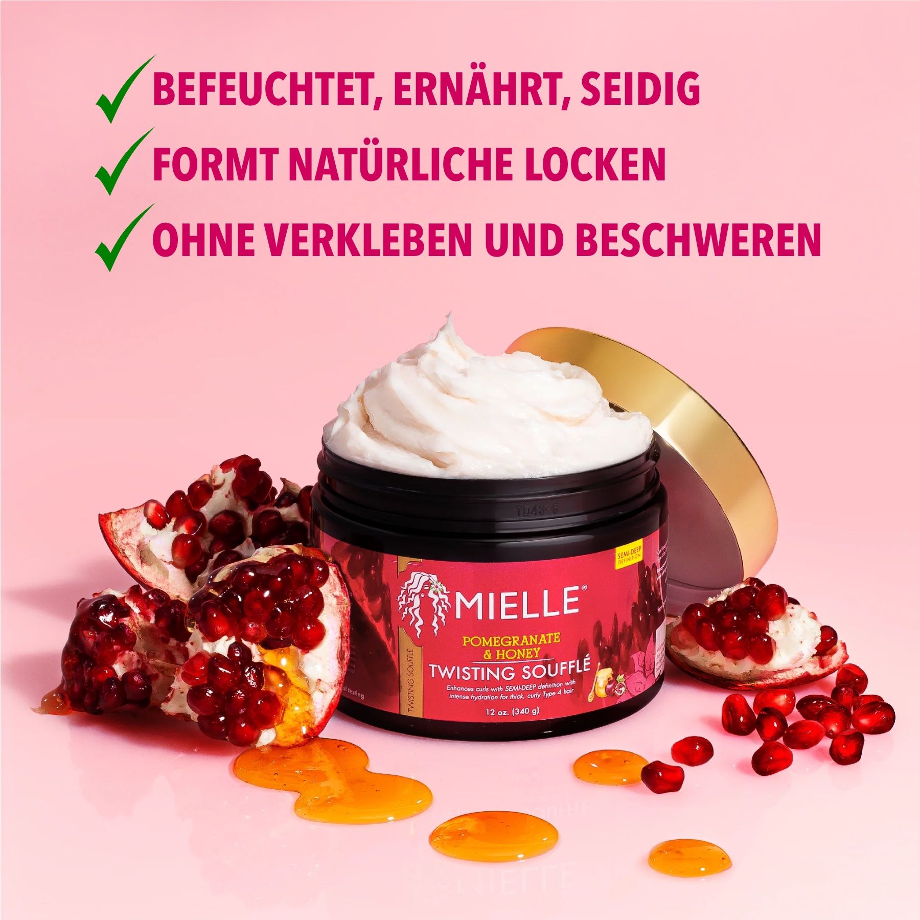 Pot rose avec couvercle doré. Inscription : Mielle Pomegranate & Honey Twisting Soufflé. Produit rempli de crème. Grenade.