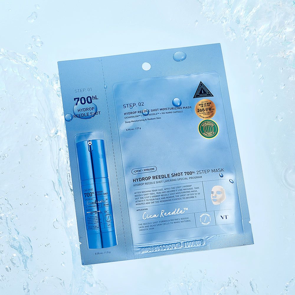 Tweestaps gezichtsmaskerverpakking met een blauwe dispenser en een masker, omringd door waterdruppels.