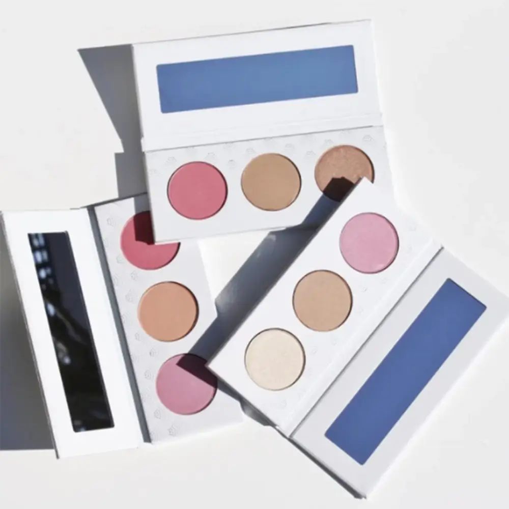 Meerdere palettes met blushkleuren en spiegels. Verschillende kleuren zichtbaar.